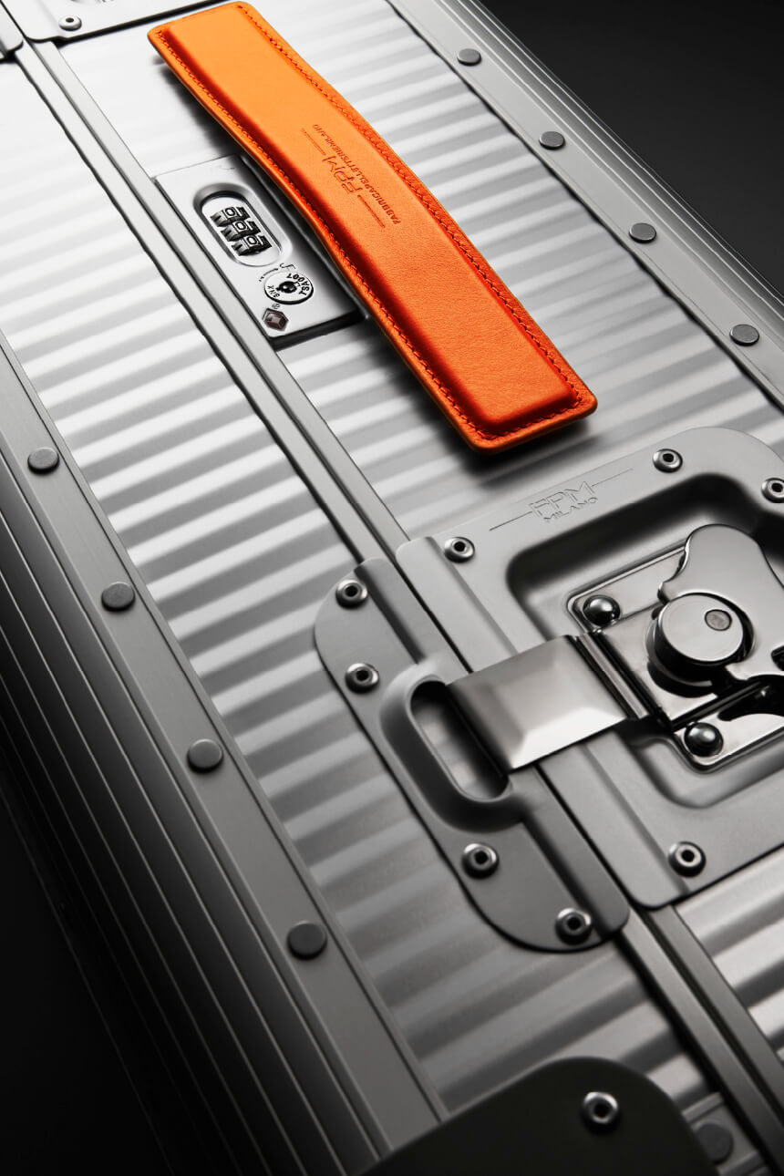 シルバーのトランクにオレンジのレザーハンドルを装着したイメージ