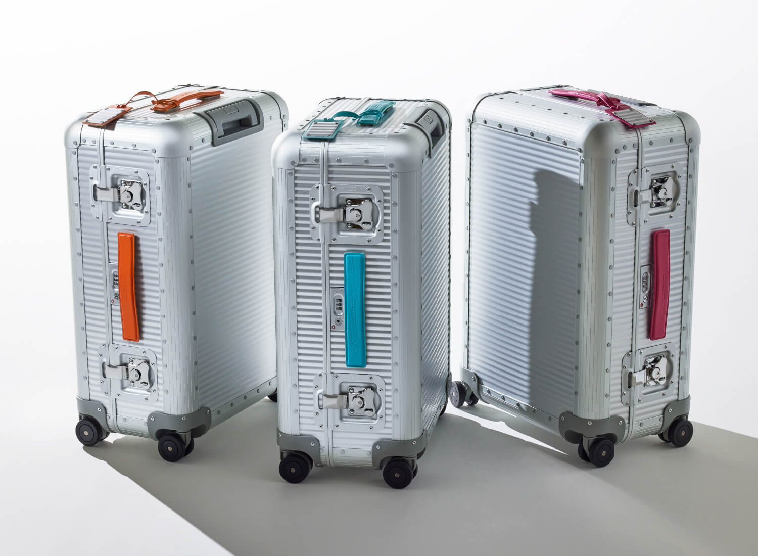 シルバーのトランクにレザーハンドルを装着したイメージ 各色 オレンジ、ターコイズ、ピンク
