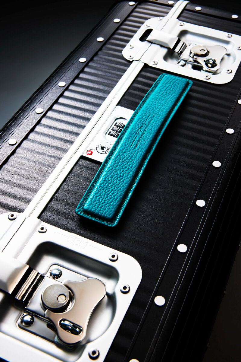 ブラックのトランクにターコイズのレザーハンドルを装着したイメージ