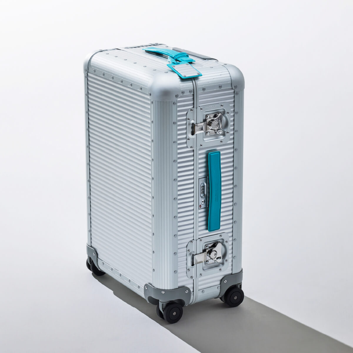 シルバーのターコイズにオレンジのレザーハンドルを装着したイメージ