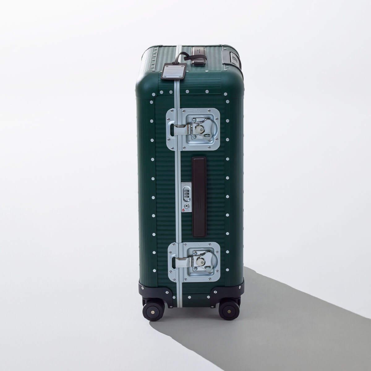 グリーンのトランクにブラウンのレザーハンドルを装着したイメージ