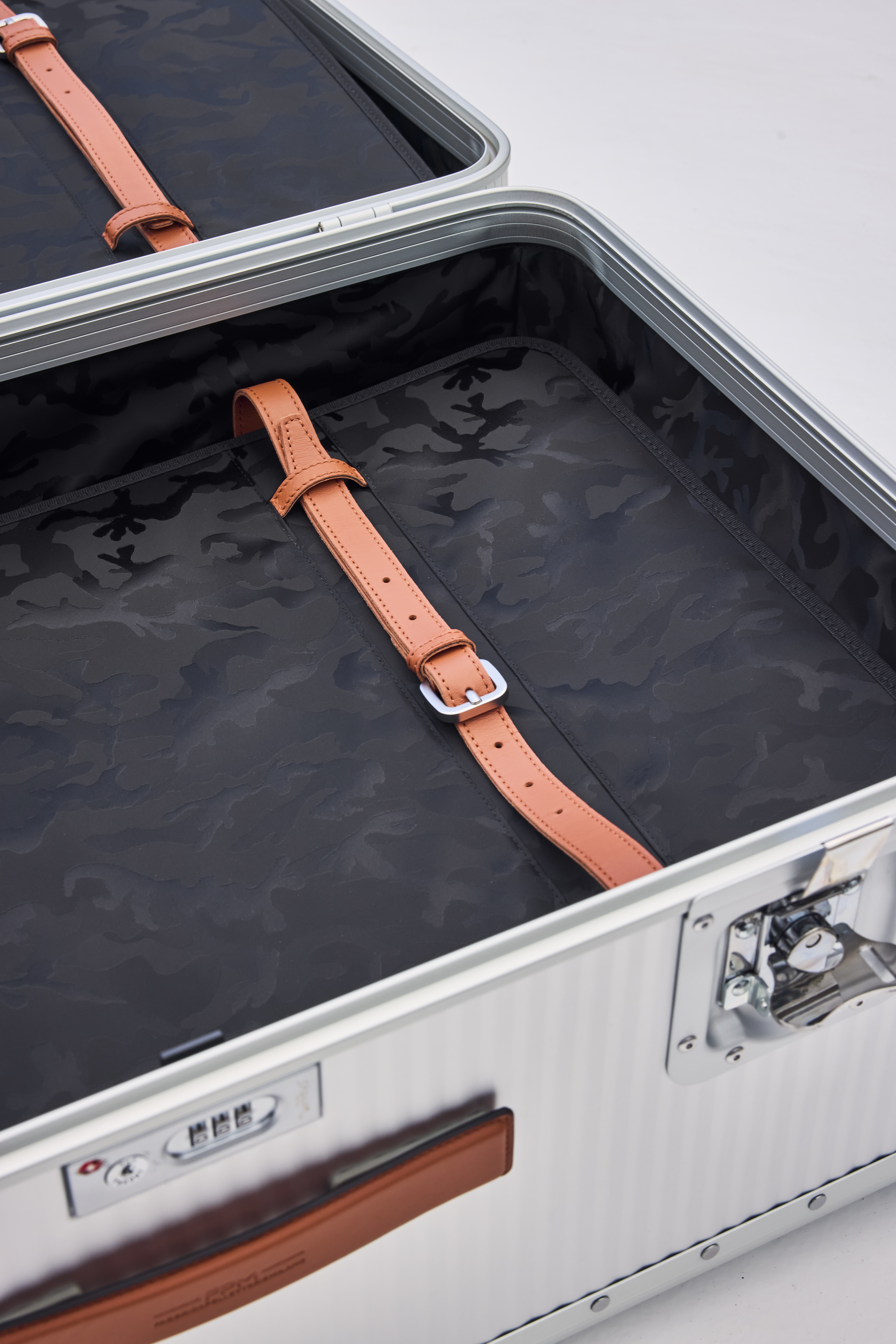 カモ柄の内装を施したBANK（SILVERのみ）