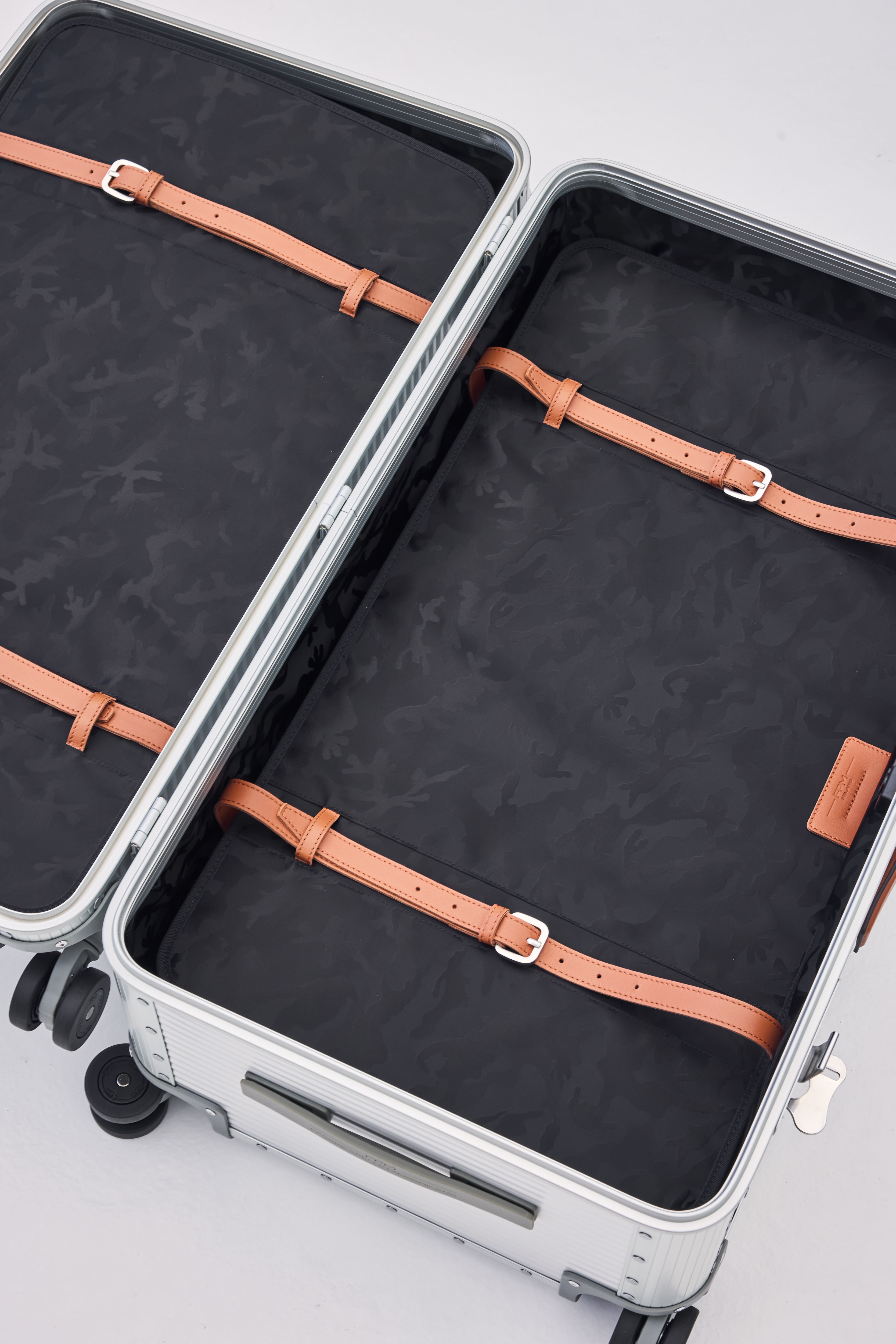 カモ柄の内装を施したBANK（SILVERのみ）