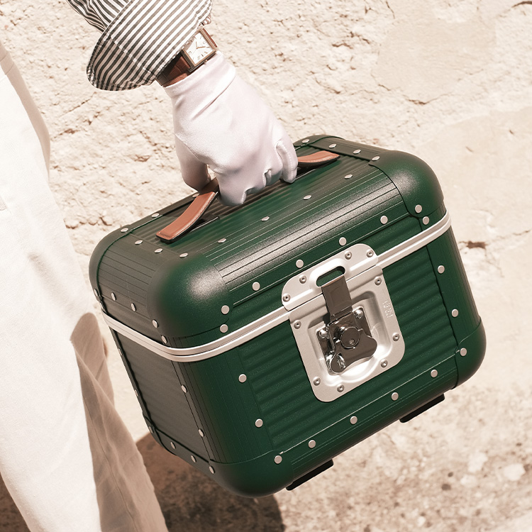 〈BANKシリーズ〉に待望の新色モスグリーンが登場